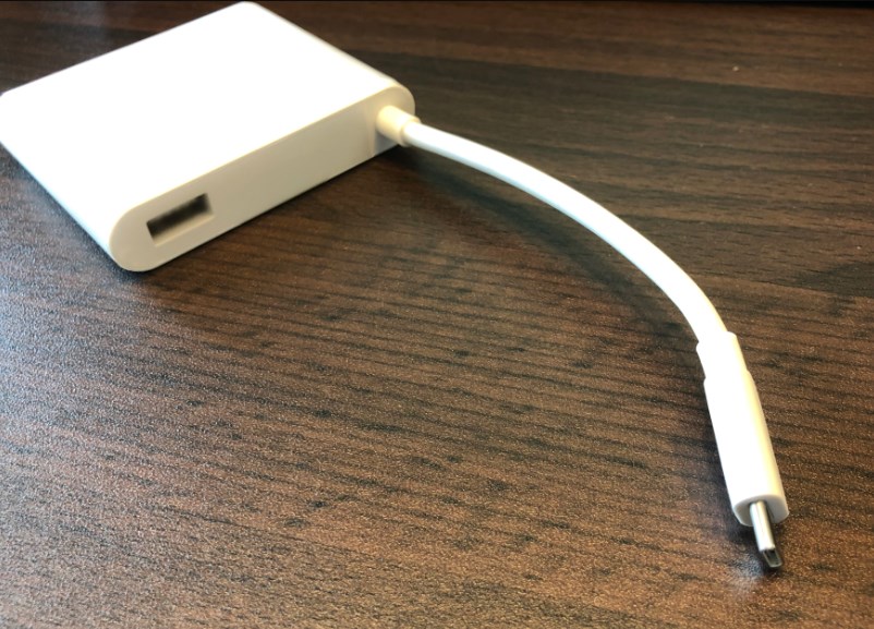 付属のコネクタで、USB TypeAやHDMIと接続ができます。
